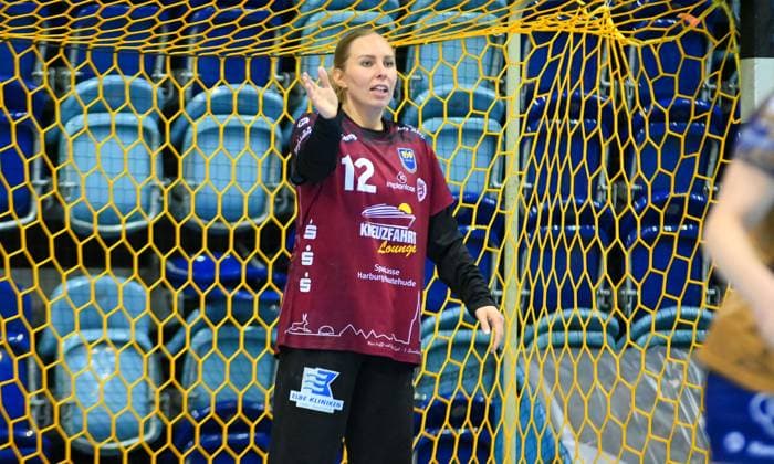 Oliwia Kaninska (Buxtehuder SV, 12) dirigiert ihre Deckung VfL Oldenburg vs. Buxtehuder SV, ALSCO Handball Bundesliga Frauen, 5. Spieltag, Saison 2025 2026, 12.10.2025, VfL Oldenburg vs. Buxtehuder SV, ALSCO Handball Bundesliga Frauen, 5. Spieltag, Saison 2025 2026, 12.10.2025, Oldenburg Copyright: xEibner-Pressefoto RobertxGertzenx EP_RGN