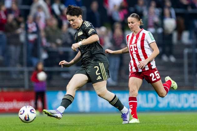 Google Pixel Frauen-Bundesliga: 1. FC Köln - Union Berlin; 12.10.2025 Tomke Schneider (Union Berlin, 2), Laura Donhauser (1. FC Köln, 25) am 6. Spieltag der Google Pixel Frauen-Bundesliga im Spiel 1. FC Köln gegen Union Berlin am 12.10.2025 im Franz-Kremer-Stadion in Köln. Copyright: xBEAUTIFULxSPORTS Meuselx