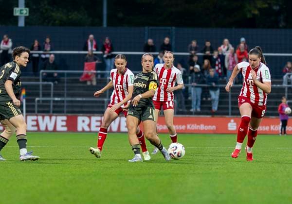 Zweikampf zwischen: Lisa Heiseler (1. FC Union Berlin, 7) und Carlotta Imping (1. FC Koeln, 14) 12.10.2025, 1. FC Köln - 1. FC Union Berlin, Fussball, Google Pixel Frauen-Bundesliga, GER, Köln, Franz-Kremer Stadion DFL regulations prohibit any use of photographs as image sequences and or quasi-video. Copyright: HMBxMedia xMarcoxBader