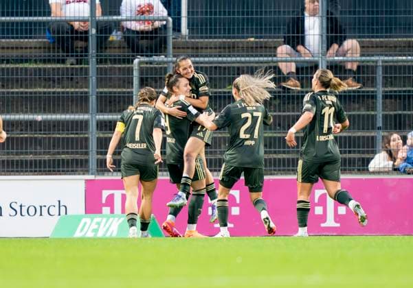 Jubel beim 1. FC Union Berlin nach dem Sie durch Sophie Weidauer (1. FC Union Berlin, 9) in Führung gegangen sind. 12.10.2025, 1. FC Köln - 1. FC Union Berlin, Fussball, Google Pixel Frauen-Bundesliga, GER, Köln, Franz-Kremer Stadion DFL regulations prohibit any use of photographs as image sequences and or quasi-video. Copyright: HMBxMedia xMarcoxBader