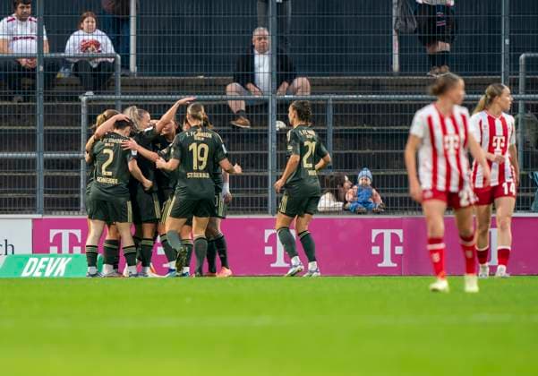 Jubel beim 1. FC Union Berlin nach dem Sie durch Sophie Weidauer (1. FC Union Berlin, 9) in Führung gegangen sind. 12.10.2025, 1. FC Köln - 1. FC Union Berlin, Fussball, Google Pixel Frauen-Bundesliga, GER, Köln, Franz-Kremer Stadion DFL regulations prohibit any use of photographs as image sequences and or quasi-video. Copyright: HMBxMedia xMarcoxBader