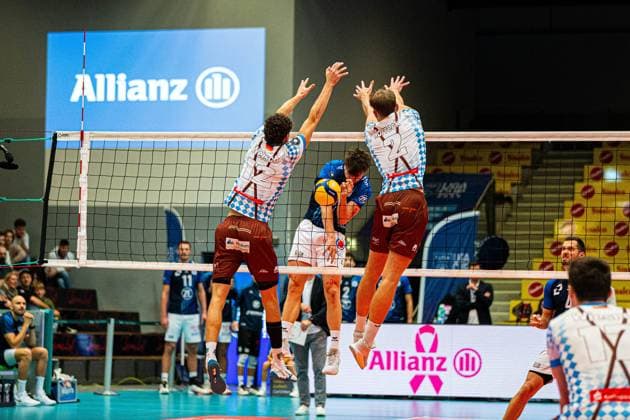 Volleyball I Herren I Saison 2025 2026 I Volleyball Bundesliga Ligacup I VfB Friedrichshafen - WWK Volleys Herrsching I 12.10.2025 Laurenz Welsch (12, WWK Volleys Herrsching) und Bastian Korreck (2, WWK Volleys Herrsching) im Block gegen Simon Kohn (16, VfB Friedrichshafen) Copyright: xLobeca Bjorn-OlexKehmx