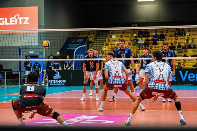Volleyball I Herren I Saison 2025 2026 I Volleyball Bundesliga Ligacup I VfB Friedrichshafen - WWK Volleys Herrsching I 12.10.2025 Denis Kaliberda (6, WWK Volleys Herrsching) in der Annahme neben Bastian Korreck (2, WWK Volleys Herrsching) und Laurenz Welsch (12, WWK Volleys Herrsching) Copyright: xLobeca Bjorn-OlexKehmx