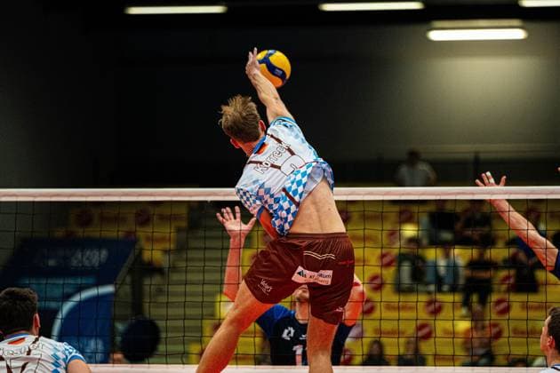Volleyball I Herren I Saison 2025 2026 I Volleyball Bundesliga Ligacup I VfB Friedrichshafen - WWK Volleys Herrsching I 12.10.2025 Bastian Korreck (2, WWK Volleys Herrsching) im Angriff gegen VfB Friedrichshafen Copyright: xLobeca Bjorn-OlexKehmx