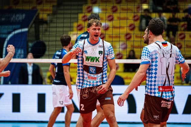 Volleyball I Herren I Saison 2025 2026 I Volleyball Bundesliga Ligacup I VfB Friedrichshafen - WWK Volleys Herrsching I 12.10.2025 Bastian Korreck (2, WWK Volleys Herrsching) jubelt mit Tobias Hosch (11, WWK Volleys Herrsching) Copyright: xLobeca Bjorn-OlexKehmx