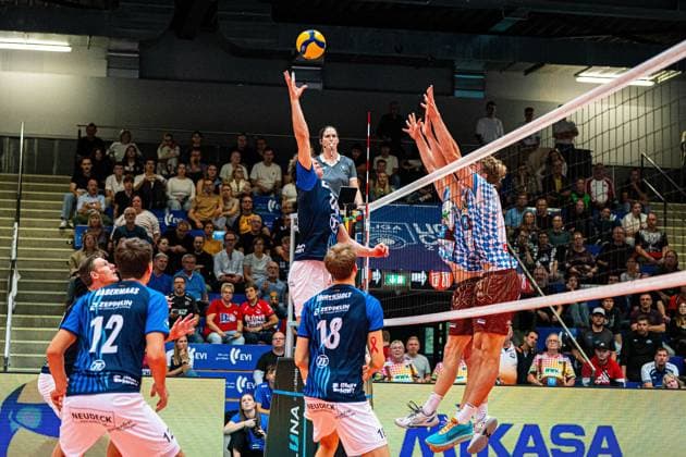 Volleyball I Herren I Saison 2025 2026 I Volleyball Bundesliga Ligacup I VfB Friedrichshafen - WWK Volleys Herrsching I 12.10.2025 Simon Kohn (16, VfB Friedrichshafen) im Angriff gegen den Block der WWK Volleys Herrsching Copyright: xLobeca Bjorn-OlexKehmx
