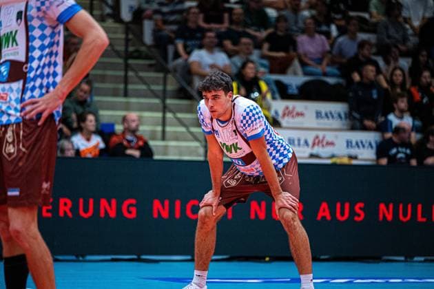 Volleyball I Herren I Saison 2025 2026 I Volleyball Bundesliga Ligacup I VfB Friedrichshafen - WWK Volleys Herrsching I 12.10.2025 Niklas Uhl (13, WWK Volleys Herrsching) Einzelbild auf dem Feld Copyright: xLobeca Bjorn-OlexKehmx