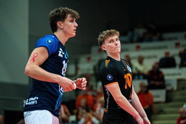 Volleyball I Herren I Saison 2025 2026 I Volleyball Bundesliga Ligacup I VfB Friedrichshafen - WWK Volleys Herrsching I 12.10.2025 Lucas Huckle (10, VfB Friedrichshafen) neben Simon Kohn (16, VfB Friedrichshafen) auf dem Feld Copyright: xLobeca Bjorn-OlexKehmx