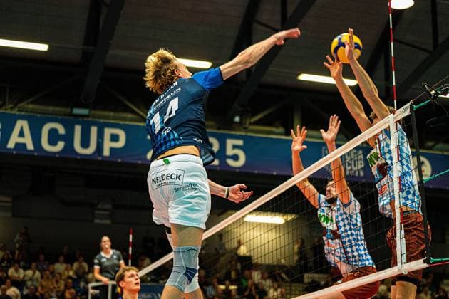 Volleyball I Herren I Saison 2025 2026 I Volleyball Bundesliga Ligacup I VfB Friedrichshafen - WWK Volleys Herrsching I 12.10.2025 Parker James Van Buren (14, VfB Friedrichshafen) im Angriff gegen WWK Volleys Herrsching Copyright: xLobeca Bjorn-OlexKehmx