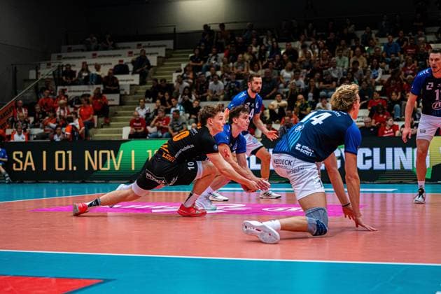 Volleyball I Herren I Saison 2025 2026 I Volleyball Bundesliga Ligacup I VfB Friedrichshafen - WWK Volleys Herrsching I 12.10.2025 Lucas Huckle (10, VfB Friedrichshafen) hechtet zum Ball Copyright: xLobeca Bjorn-OlexKehmx
