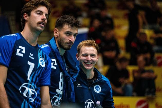 Volleyball I Herren I Saison 2025 2026 I Volleyball Bundesliga Ligacup I VfB Friedrichshafen - WWK Volleys Herrsching I 12.10.2025 Leonard Graven (6, VfB Friedrichshafen) lächelt neben Aleksa Batak (8, VfB Friedrichshafen) und Kyle Patrick Hobus (7, VfB Friedrichshafen) Copyright: xLobeca Bjorn-OlexKehmx