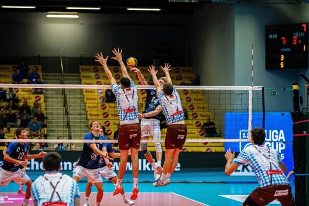 Volleyball I Herren I Saison 2025 2026 I Volleyball Bundesliga Ligacup I VfB Friedrichshafen - WWK Volleys Herrsching I 12.10.2025 Djordje Ilic (1, WWK Volleys Herrsching) und Tobias Hosch (11, WWK Volleys Herrsching) im Block gegen Parker James Van Buren (14, VfB Friedrichshafen) Copyright: xLobeca Bjorn-OlexKehmx