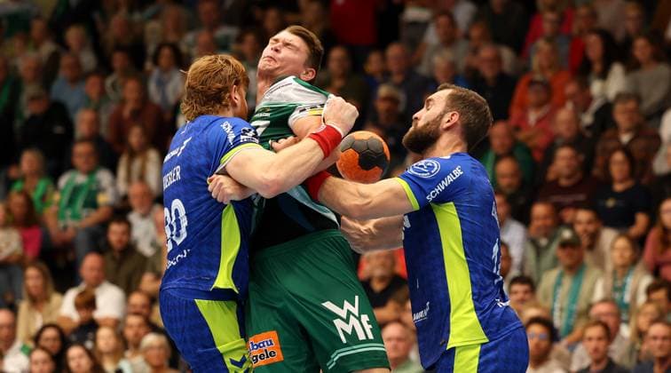 BAU 12.10.2025 Göppingen Handball Frisch Auf Göppingen vs. VfL Gummersbach, v.l. Tom Kiesler (Gummersbach), Oskar Sunnefeldt (Göppingen), Teitur Örn Einarsson (Gummersbach)
