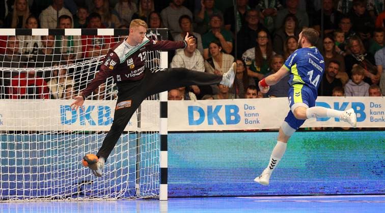 BAU 12.10.2025 Göppingen Handball Frisch Auf Göppingen vs. VfL Gummersbach, v.l. Kristian Saeveras (Göppingen), Teitur Örn Einarsson (Gummersbach)