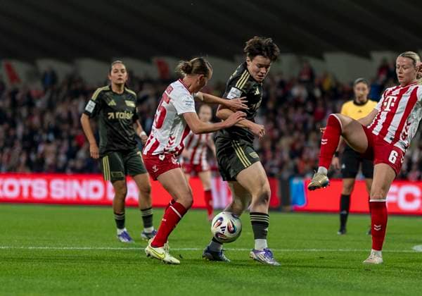 Zweikampf zwischen: Laura Donhauser (1. FC Koeln, 25) und Tomke Schneider (1. FC Union Berlin, 2) 12.10.2025, 1. FC Köln - 1. FC Union Berlin, Fussball, Google Pixel Frauen-Bundesliga, GER, Köln, Franz-Kremer Stadion DFL regulations prohibit any use of photographs as image sequences and or quasi-video. Copyright: HMBxMedia xMarcoxBader