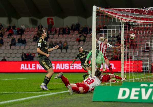 Laura Vogt (1. FC Koeln, 8) mit einem Schuss auf das Tor zum 1-1 12.10.2025, 1. FC Köln - 1. FC Union Berlin, Fussball, Google Pixel Frauen-Bundesliga, GER, Köln, Franz-Kremer Stadion DFL regulations prohibit any use of photographs as image sequences and or quasi-video. Copyright: HMBxMedia xMarcoxBader