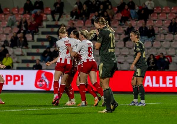Jubel beim 1. FC Köln über das Tor von Laura Vogt (1. FC Koeln, 8) 12.10.2025, 1. FC Köln - 1. FC Union Berlin, Fussball, Google Pixel Frauen-Bundesliga, GER, Köln, Franz-Kremer Stadion DFL regulations prohibit any use of photographs as image sequences and or quasi-video. Copyright: HMBxMedia xMarcoxBader