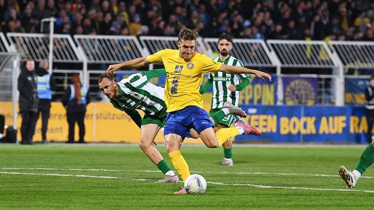Fußball Landespokal Sachsen 2025 2026, 3. Hauptrunde, 1.FC Lokomotive Leipzig gegen BSG Chemie Leipzig (12.10.2025) Tor von Torschütze Jonas Arcalean (Lok Leipzig, Rückennummer 17) beim Spiel Lok Leipzig gegen Chemie Leipzig. Arcalean trifft zum 1:0. Philipp Wendt (Innenverteidiger Chemie Leipzig, Rückennummer 18) kann den Schuss nicht verhindern. Leipzig Sachsen Deutschland Bruno-Plache-Stadion