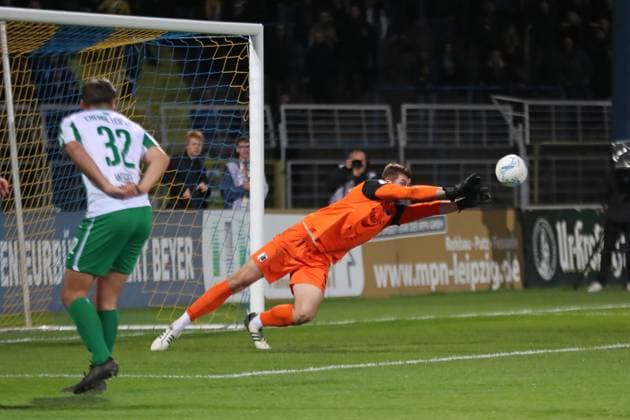 Fußball Sachsenpokal, 1. FC Lok Leipzig - BSG Chemie Leipzig; 12.10.2025 Torwart Florian Horenburg (1, Chemie Leipzig) mit einer Parade nach Lok-Chance. Fußball, Wernesgrüner Sachsenpokal 2025 2026, 3. Runde: 1. FC Lok Leipzig vs. BSG Chemie Leipzig am 12.10.2025 im Bruno-Plache-Stadion, Leipzig. Copyright: xBEAUTIFULxSPORTS JanxKaeferx