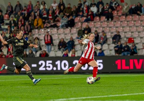 Sandra Maria Jessen (1. FC Koeln, 6) schießt auf das Tor zur 2-1 Führung. 12.10.2025, 1. FC Köln - 1. FC Union Berlin, Fussball, Google Pixel Frauen-Bundesliga, GER, Köln, Franz-Kremer Stadion DFL regulations prohibit any use of photographs as image sequences and or quasi-video. Copyright: HMBxMedia xMarcoxBader