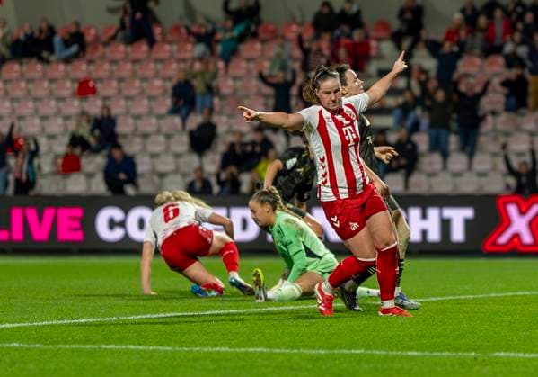 Sandra Maria Jessen (1. FC Koeln, 6) mit dem Tor zur 2-1 Führung. Vorne dreht Adriana Achcinska (1. FC Koeln, 9) zum jubeln ab. Hinten ist Cara Boesl (1. FC Union Berlin, 1) geschlagen auf dem Boden. 12.10.2025, 1. FC Köln - 1. FC Union Berlin, Fussball, Google Pixel Frauen-Bundesliga, GER, Köln, Franz-Kremer Stadion DFL regulations prohibit any use of photographs as image sequences and or quasi-video. Copyright: HMBxMedia xMarcoxBader