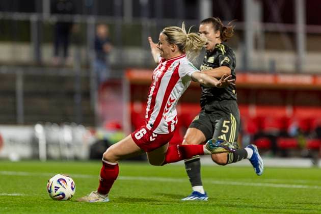 Google Pixel Frauen-Bundesliga: 1. FC Köln - Union Berlin; 12.10.2025 Katja Orschmann (Union Berlin, 5) kann das Tor zur 2:1 Führung durch Sandra Maria Jessen nicht verhindern, am 6. Spieltag der Google Pixel Frauen-Bundesliga im Spiel 1. FC Köln gegen Union Berlin am 12.10.2025 im Franz-Kremer-Stadion in Köln. Copyright: xBEAUTIFULxSPORTS Meuselx
