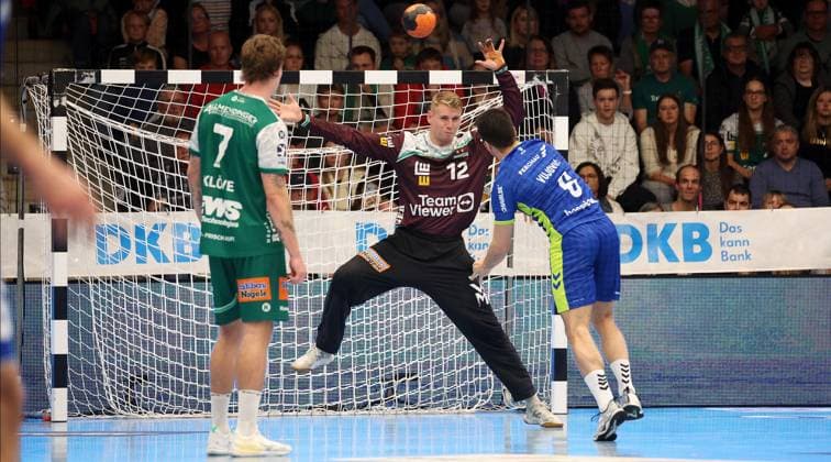 BAU 12.10.2025 Göppingen Handball Frisch Auf Göppingen vs. VfL Gummersbach, v.l. Victor Klöve (Göppingen), Kristian Saeveras (Göppingen), Milos Vujovic (Gummersbach)