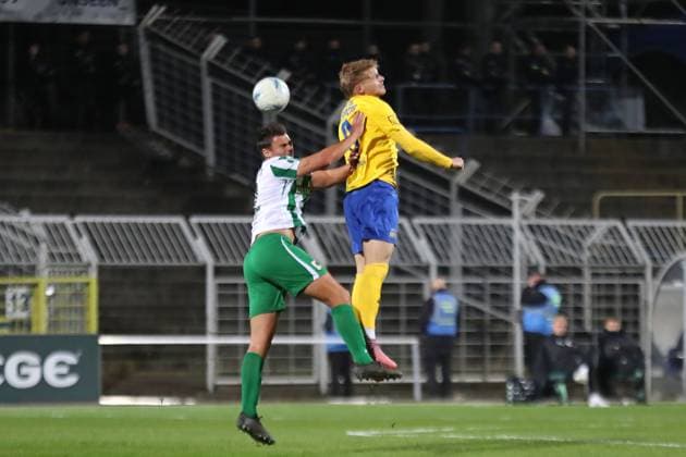 Fußball Sachsenpokal, 1. FC Lok Leipzig - BSG Chemie Leipzig; 12.10.2025 Julian Weigel (32, Chemie Leipzig) gegen Stefan Maderer (9, Lok Leipzig) im Kopfball-Duell. Fußball, Wernesgrüner Sachsenpokal 2025 2026, 3. Runde: 1. FC Lok Leipzig vs. BSG Chemie Leipzig am 12.10.2025 im Bruno-Plache-Stadion, Leipzig. Copyright: xBEAUTIFULxSPORTS JanxKaeferx