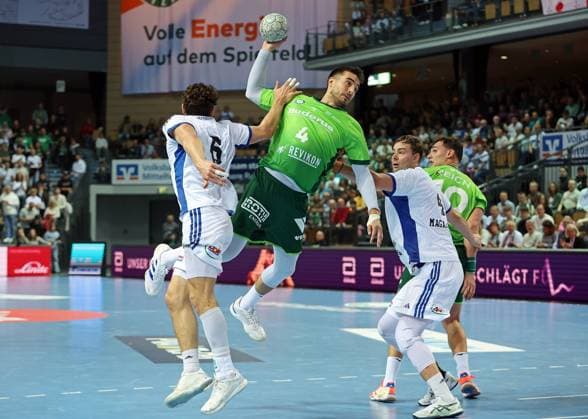 12.10.2025, xovx, Handball Daikin Handball Bundesliga, HSG Wetzlar - HSV Hamburg v.l. Elias Kofler (HSV Hamburg), w06, Andreas Magaard (HSV Hamburg), Josip Simic (HSG Wetzlar) Wetzlar Buderus-Arena Hessen Deutschland (DE)