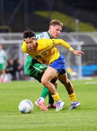 Leipzig, 12.10.2025, Bruno-Plache-Stadion, Fussball, Sachsenpokal, 3. Hauptrunde , 1. FC LOK LEIPZIG vs. BSG CHEMIE LEIPZIG , Im Bild v.l.: Mingi Kang (29, Lok) vopr Rajik Lisinski ( 27, Chemie) , Nur zur redaktionellen Nutzung. Only editorial use.