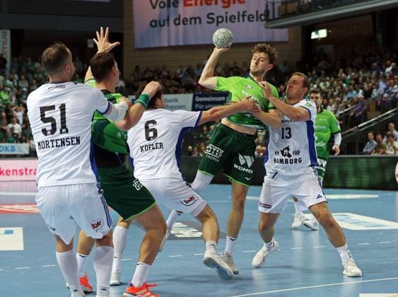 12.10.2025, xovx, Handball Daikin Handball Bundesliga, HSG Wetzlar - HSV Hamburg v.l. Casper Mortensen (HSV Hamburg), Josip Simic (HSG Wetzlar), Elias Kofler (HSV Hamburg), Niklas Theiß (HSG Wetzlar), Niklas Weller (HSV Hamburg) Wetzlar Buderus-Arena Hessen Deutschland (DE)