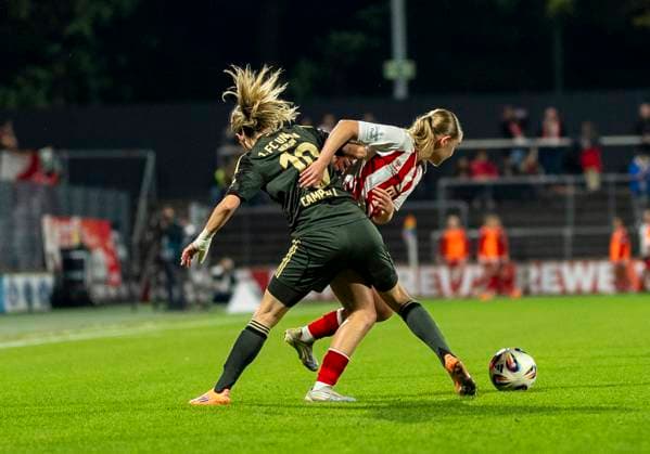 Zweikampf zwischen: Eileen Campbell (1. FC Union Berlin, 10) und Carlotta Imping (1. FC Koeln, 14) 12.10.2025, 1. FC Köln - 1. FC Union Berlin, Fussball, Google Pixel Frauen-Bundesliga, GER, Köln, Franz-Kremer Stadion DFL regulations prohibit any use of photographs as image sequences and or quasi-video. Copyright: HMBxMedia xMarcoxBader