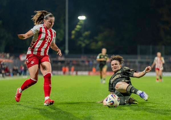 Tomke Schneider (1. FC Union Berlin, 2) grätscht den Ball vor Adriana Achcinska (1. FC Koeln, 9) weg 12.10.2025, 1. FC Köln - 1. FC Union Berlin, Fussball, Google Pixel Frauen-Bundesliga, GER, Köln, Franz-Kremer Stadion DFL regulations prohibit any use of photographs as image sequences and or quasi-video. Copyright: HMBxMedia xMarcoxBader