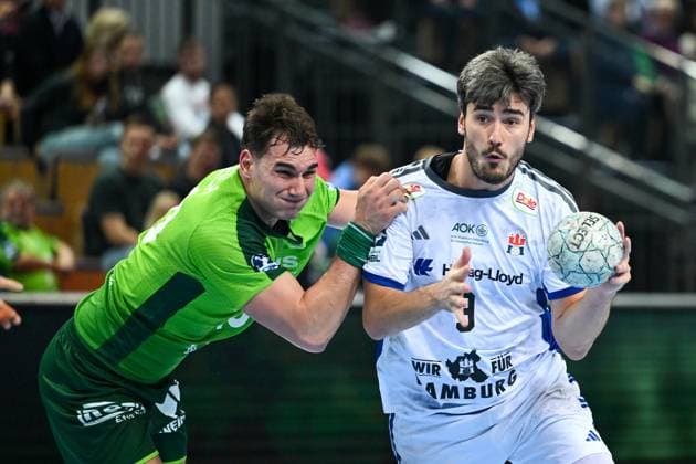 Josip Simic (HSG Wetzlar, 10) im Zweikampf mit Jacob Arenth Lassen (Handball Verein Hamburg, 09), GER, HSG Wetzlar vs. Handball Sport Verein Hamburg, Handball, Bundesliga, 8. Spieltag, Saison 2025 2026, 12.10.2025. GER, HSG Wetzlar vs. Handball Sport Verein Hamburg, Handball, Bundesliga, 8. Spieltag, Saison 2025 2026, 12.10.2025. Wetzlar Copyright: xEibner-Pressefoto FlorianxWiegandx EP_FWD
