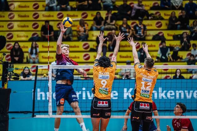 Volleyball Herren Saison 2025 2026 Finale Liga Cup 2025 SVG Lüneburg vs. Berlin Recycling Volleys 12.10.2025 Axel Enlund ( 17 SVG Lüneburg) gegen den Block von Nolan Flexen ( 9 Berlin Recycling Volleys) und Florian Krage-Brewitz ( 12 Berlin Recycling Volleys)