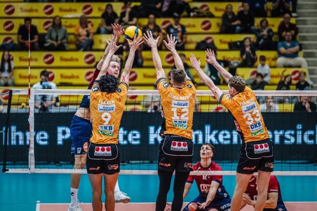 Volleyball Herren Saison 2025 2026 Finale Liga Cup 2025 SVG Lüneburg vs. Berlin Recycling Volleys 12.10.2025 Sho Takahashi ( 21 SVG Lüneburg) gegen den Block von Nolan Flexen ( 9 Berlin Recycling Volleys), Florian Krage-Brewitz ( 12 Berlin Recycling Volleys) und Fedor Ivanov ( 33 Berlin Recycling Volleys)