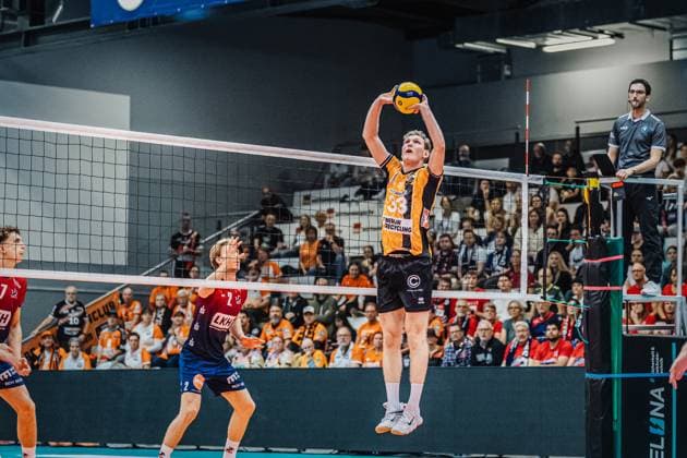 Volleyball Herren Saison 2025 2026 Finale Liga Cup 2025 SVG Lüneburg vs. Berlin Recycling Volleys 12.10.2025 Fedor Ivanov ( 33 Berlin Recycling Volleys) beim Zuspiel