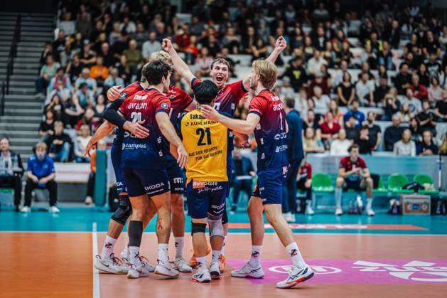 Volleyball Herren Saison 2025 2026 Finale Liga Cup 2025 SVG Lüneburg vs. Berlin Recycling Volleys 12.10.2025 Die Mannschaft der SVG Lüneburg jubelt