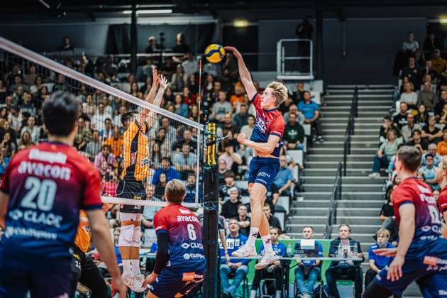 Volleyball Herren Saison 2025 2026 Finale Liga Cup 2025 SVG Lüneburg vs. Berlin Recycling Volleys 12.10.2025 Axel Enlund ( 17 SVG Lüneburg) gegen den Block von Moritz Reichert ( 15 Berlin Recycling Volleys)