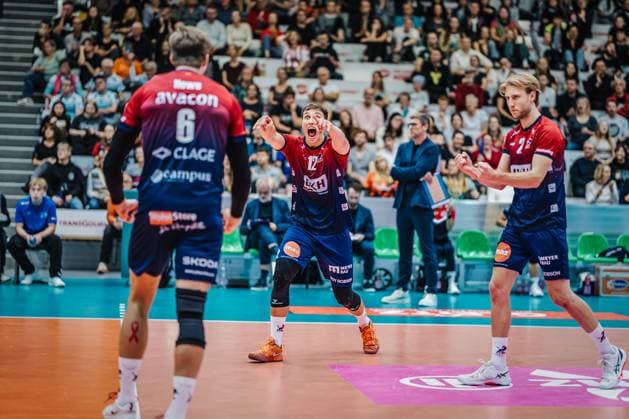 Volleyball Herren Saison 2025 2026 Finale Liga Cup 2025 SVG Lüneburg vs. Berlin Recycling Volleys 12.10.2025 Santeri Välimaa ( 12 SVG Lüneburg) jubelt und zeigt auf den Angreifer Jackson Howe ( 6 SVG Lüneburg)