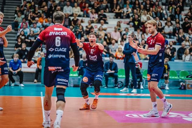 Volleyball Herren Saison 2025 2026 Finale Liga Cup 2025 SVG Lüneburg vs. Berlin Recycling Volleys 12.10.2025 Santeri Välimaa ( 12 SVG Lüneburg) jubelt und zeigt auf den Angreifer Jackson Howe ( 6 SVG Lüneburg)