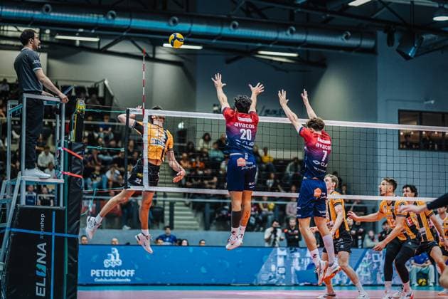 Volleyball Herren Saison 2025 2026 Finale Liga Cup 2025 SVG Lüneburg vs. Berlin Recycling Volleys 12.10.2025 Jake Hanes ( 22 Berlin Recycling Volleys) gegen den Block von Ethan Champlin ( 20 SVG Lüneburg) und Joscha Kunstmann ( 7 SVG Lüneburg)