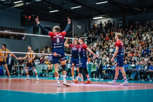Volleyball Herren Saison 2025 2026 Finale Liga Cup 2025 SVG Lüneburg vs. Berlin Recycling Volleys 12.10.2025 Die Mannschaft der SVG Lüneburg jubelt
