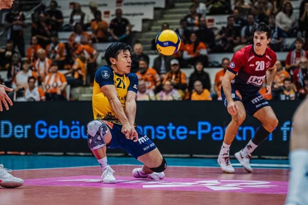 Volleyball Herren Saison 2025 2026 Finale Liga Cup 2025 SVG Lüneburg vs. Berlin Recycling Volleys 12.10.2025 Sho Takahashi ( 21 SVG Lüneburg) bei der Annahme
