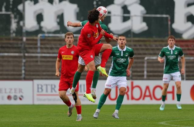 GER, Regionalliga Nord, VfB Luebeck vs HSC Hannover 12.10.2025, Dietmar-Scholze-Stadion an der Lohmuehle, Luebeck, GER, Regionalliga Nord, VfB Luebeck vs HSC Hannover im Bild picture shows Zweikampf Kopfball. Kopfballduell zwischen Yannik Pohlmann (HSC Hannover 21) und Rohin Shivani (VfB Luebeck 20)