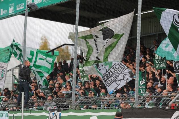 GER, Regionalliga Nord, VfB Luebeck vs HSC Hannover 12.10.2025, Dietmar-Scholze-Stadion an der Lohmuehle, Luebeck, GER, Regionalliga Nord, VfB Luebeck vs HSC Hannover im Bild picture shows Fahnen Banner Stimmung Emotionen Fans VfB Luebeck Pappelkurve