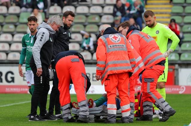 GER, Regionalliga Nord, VfB Luebeck vs HSC Hannover 12.10.2025, Dietmar-Scholze-Stadion an der Lohmuehle, Luebeck, GER, Regionalliga Nord, VfB Luebeck vs HSC Hannover im Bild picture shows Verletzt Verletzung Schmerzen. Ali Abu Alfa (VfB Luebeck 11) braucht medizinische Betreuung muss vom Platz getragen werden