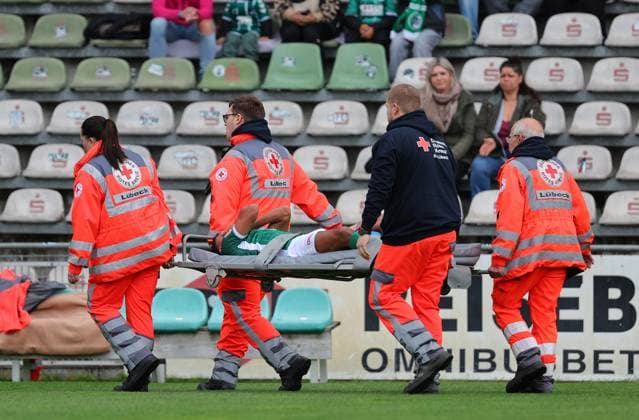 GER, Regionalliga Nord, VfB Luebeck vs HSC Hannover 12.10.2025, Dietmar-Scholze-Stadion an der Lohmuehle, Luebeck, GER, Regionalliga Nord, VfB Luebeck vs HSC Hannover im Bild picture shows Verletzt Verletzung Schmerzen. Ali Abu Alfa (VfB Luebeck 11) braucht medizinische Betreuung muss vom Platz getragen werden