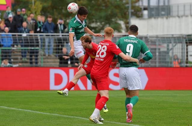 GER, Regionalliga Nord, VfB Luebeck vs HSC Hannover 12.10.2025, Dietmar-Scholze-Stadion an der Lohmuehle, Luebeck, GER, Regionalliga Nord, VfB Luebeck vs HSC Hannover im Bild picture shows Kopfballtor zum 1:0 . Torschütze Torschuetze Ramiz Demir (VfB Luebeck 28) trifft zum 1:0 ins Tor keine Chance fuer Johann Wegner (HSC Hannover 02) und Lasse von Boetticher (HSC Hannover 28) rechts Antonio Verinac (VfB Luebeck 09)