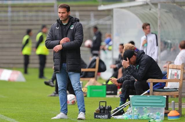 GER, Regionalliga Nord, VfB Luebeck vs HSC Hannover 12.10.2025, Dietmar-Scholze-Stadion an der Lohmuehle, Luebeck, GER, Regionalliga Nord, VfB Luebeck vs HSC Hannover im Bild picture shows Coachingzone Seitenlinie Trainerbereich Technische Zone. Trainer Guerino Capretti (VfB Luebeck) Torwarttrainer Lukas Oden (VfB Luebeck) und Co-Trainer Pierre Becken (VfB Luebeck)